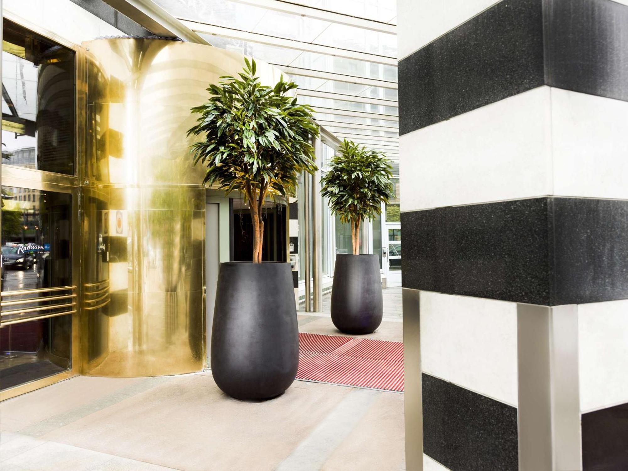 Radisson Blu Plaza Hotel, Oslo Exterior photo The hotel entrance